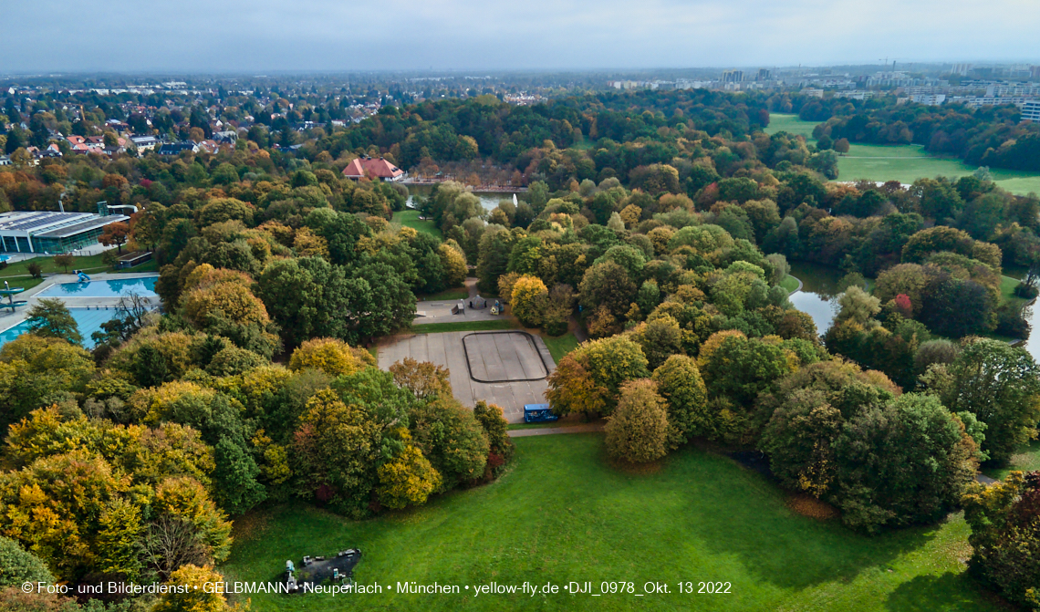 13.10.2022 - Der Ostpark mit See und Biergarten in Neuperlach 13.10.2022 - Der Ostpark mit See und Biergarten in Neuperlach